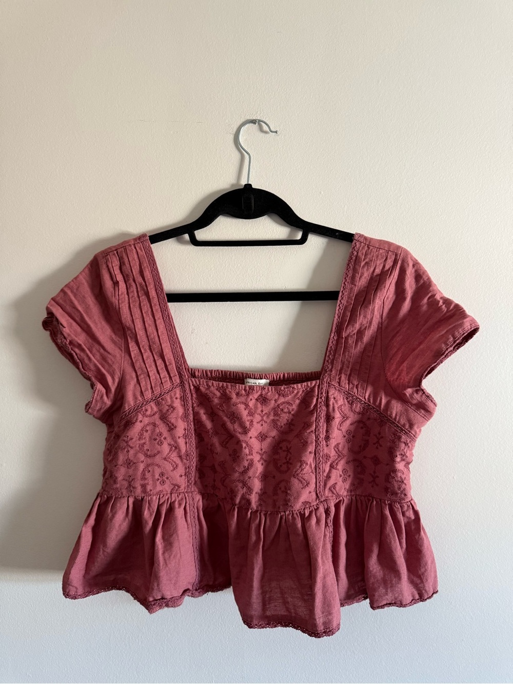 American Eagle Pink Embroidered/Eyelet Style Cropped Top in a cotton blend